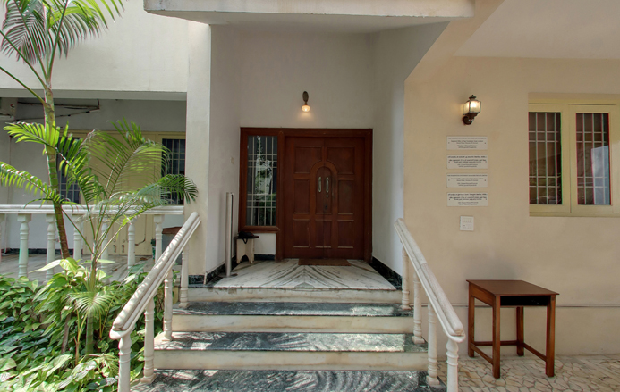 An image of the door entrance at Pāri Washington's TVR 18 office