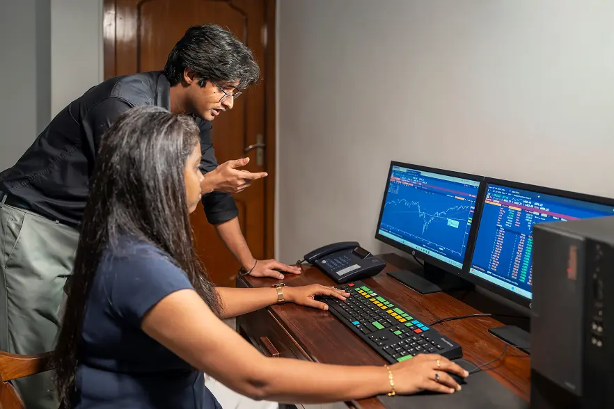 Two members from Pāri Washington's research team discussing work.